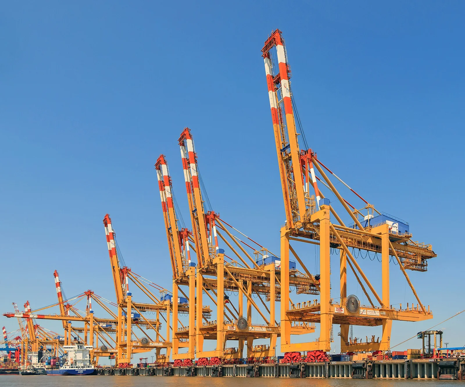 Containerkräne und Terminal in Bremerhaven
