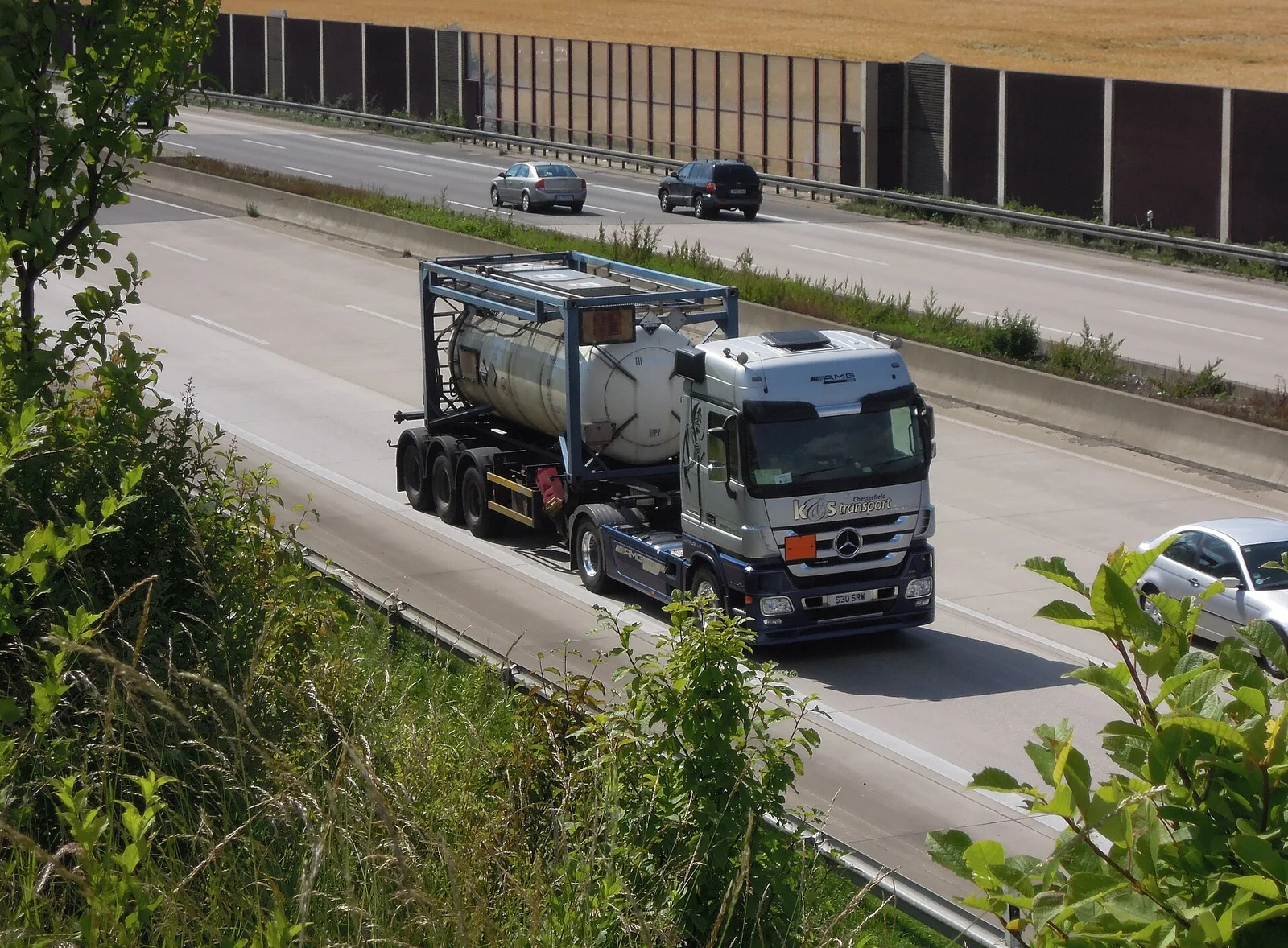 Mercedes-Benz Actros beim Gütertransport auf der Autobahn bei Eschweiler