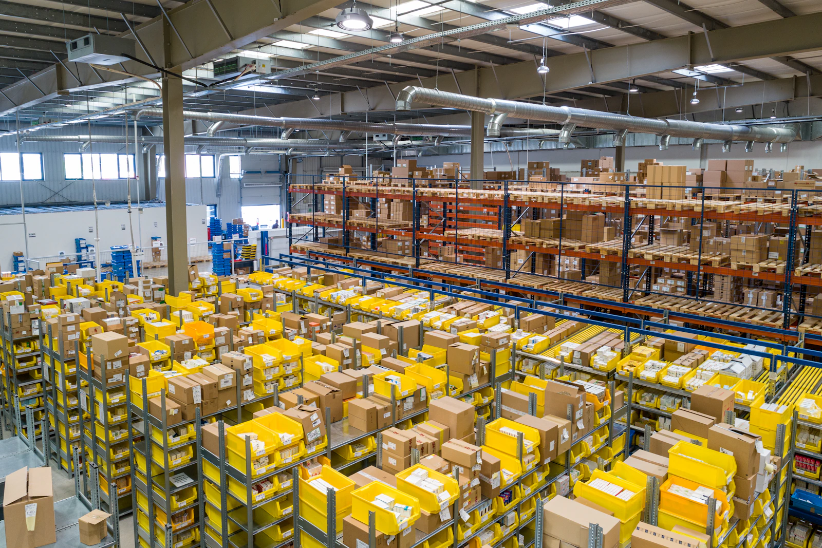 Regale und Förderanlagen in einer großen Logistikhalle